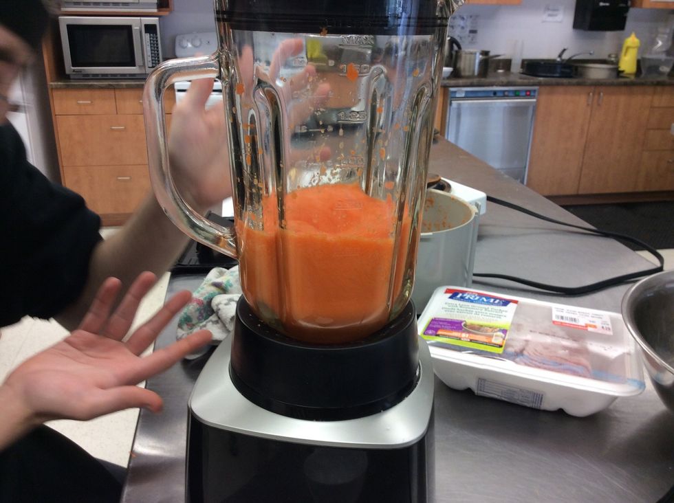 Put the carrot juice in the blender