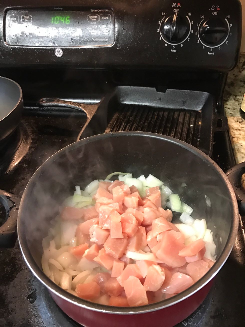 Put the chicken breast to the pot and also stir-fire the chicken until the color turn to white.