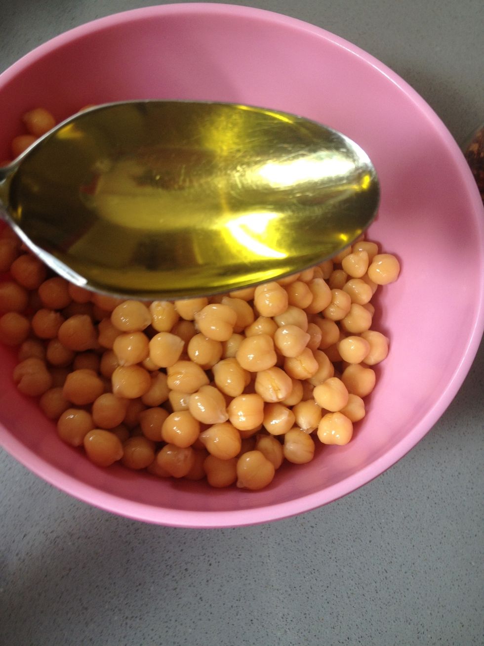 Put the chickpeas in a dish and add one tablespoon of olive oil.
