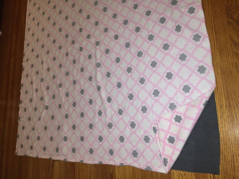 Put the cloths on top of each other and align the edges of the cloths.