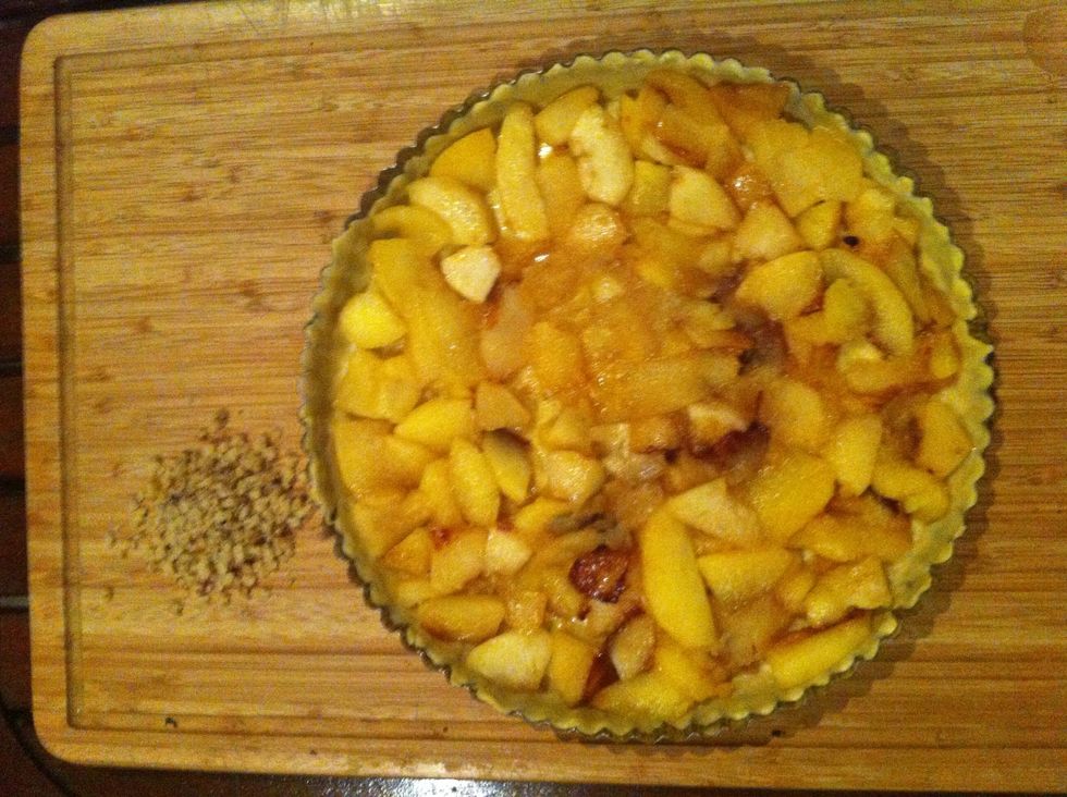 Put the cooked apples on top of the pastrie