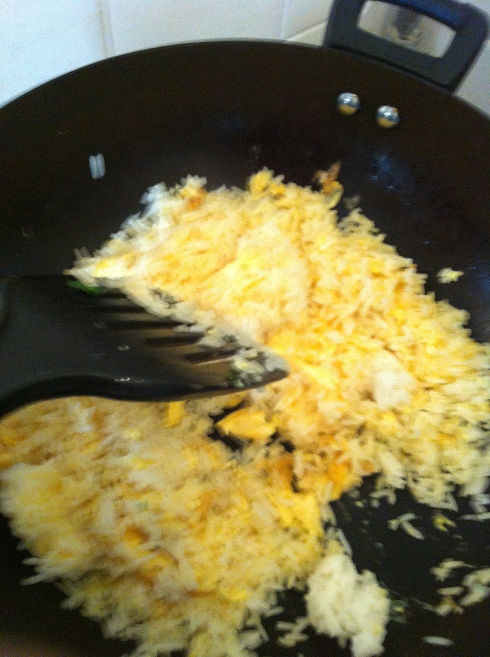 Put the cooked rice into the wok immediately after you pour the eggs, keep stirring until all rice turn yellow color as covered by eggs.