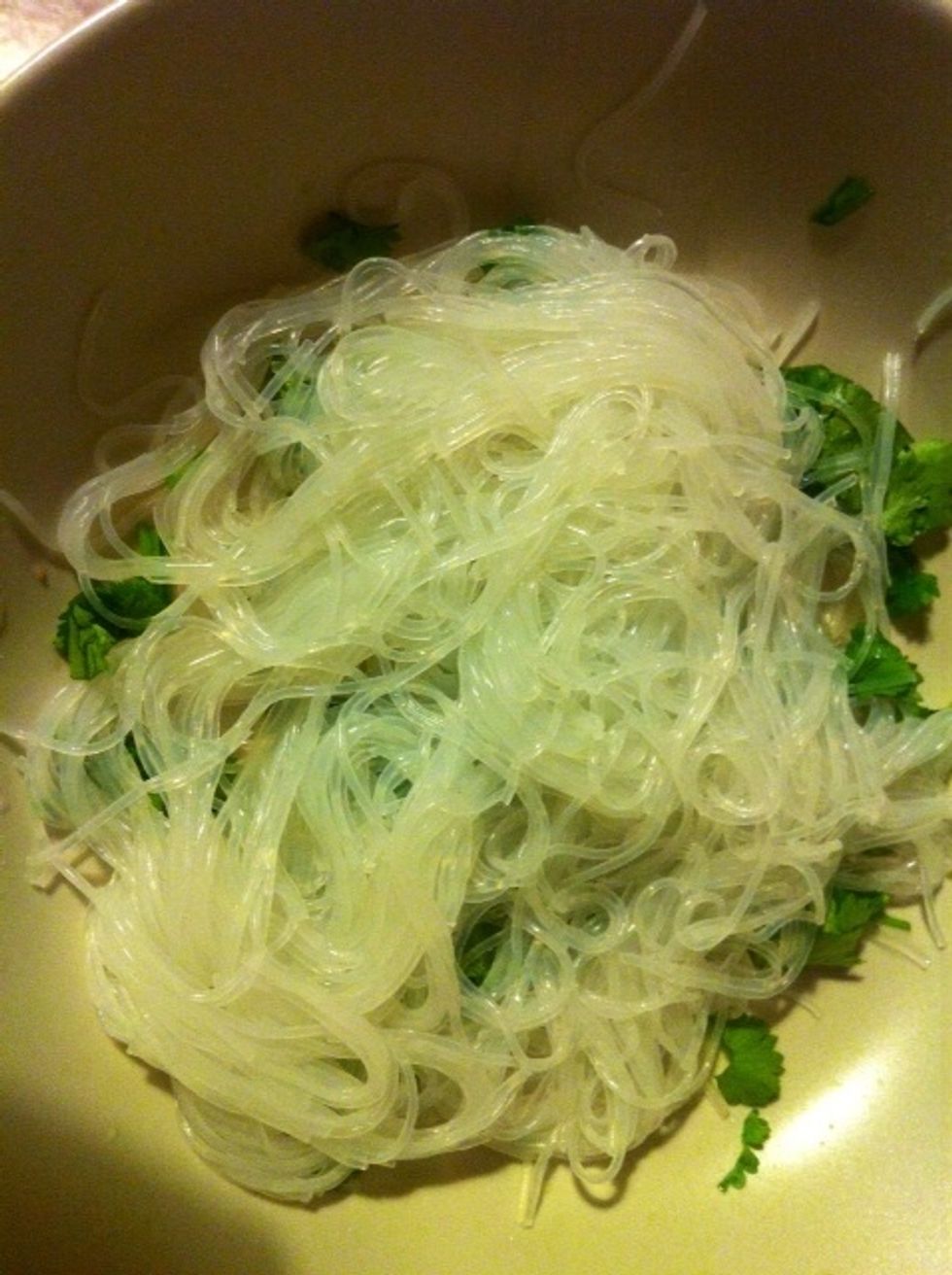 Put the coriander and glass\rice noodles in the serving bowl