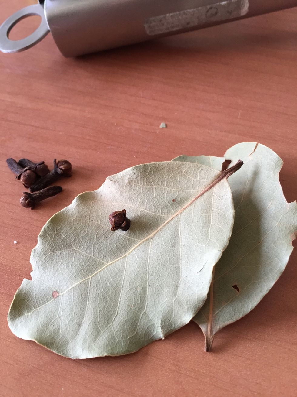 Put the coves in the bay leaves