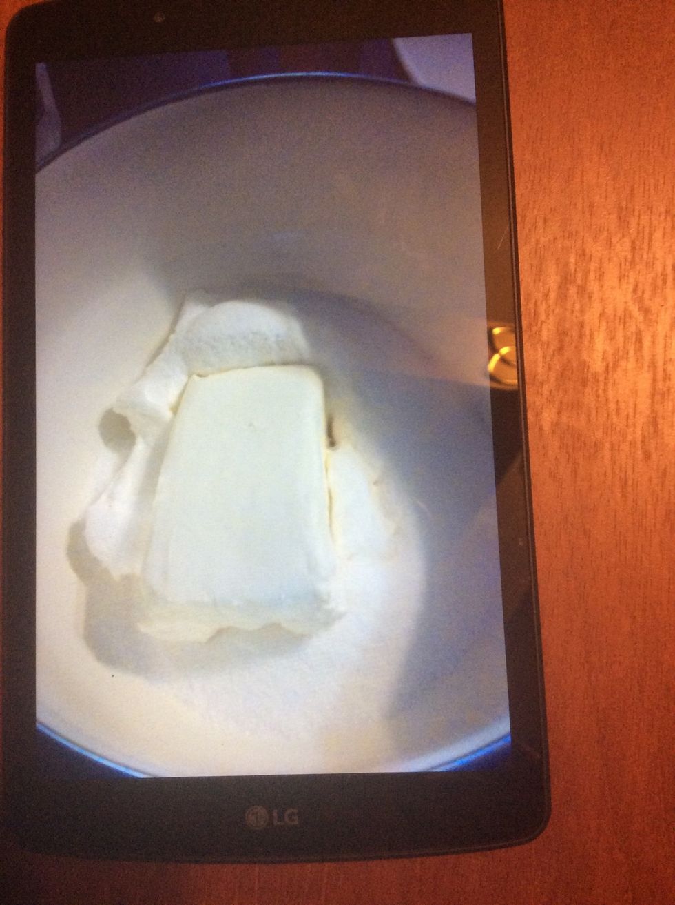 Put the cream cheese and sugar in a bowl.