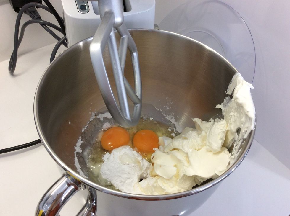 Put the cream cheese, icing sugar, 2 remaining eggs and 1/2 tbsp vanilla extract in a bowl and beat on medium speed in a mixer until you get a smooth texture