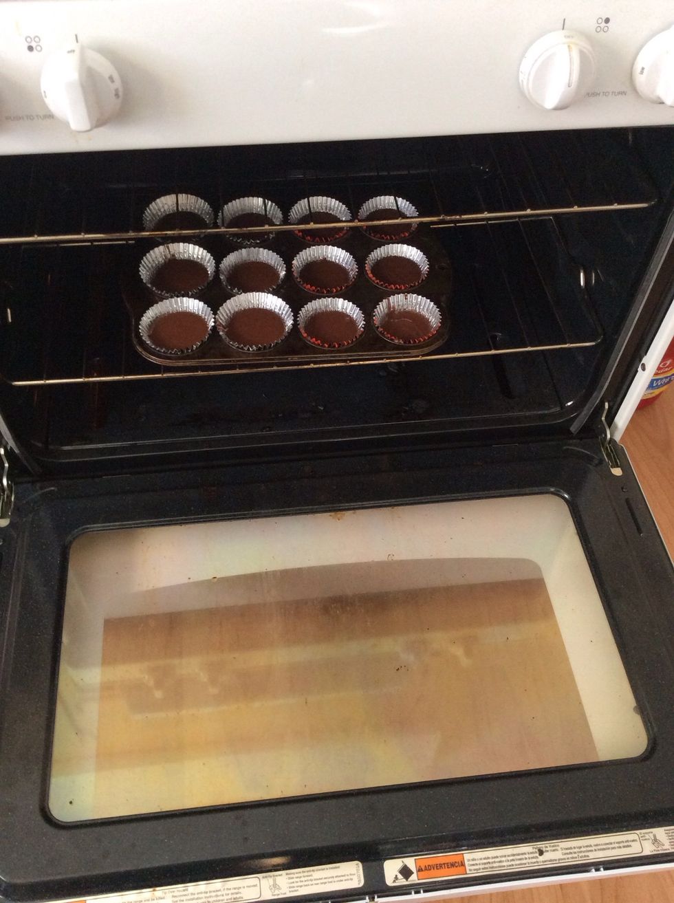 Put the cupcakes into the oven,bake for 15 minutes.