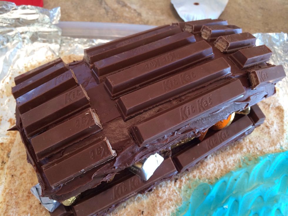 Put the cut kit Kats on the edges of the lid.