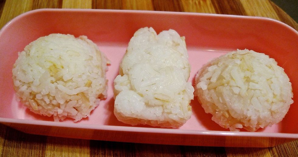 Put the cute bento rice in a lunch box.