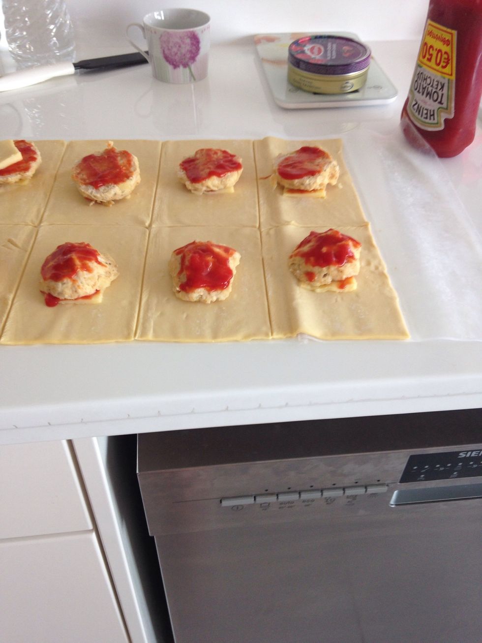 Put the cutlet, put ketchup and spread it