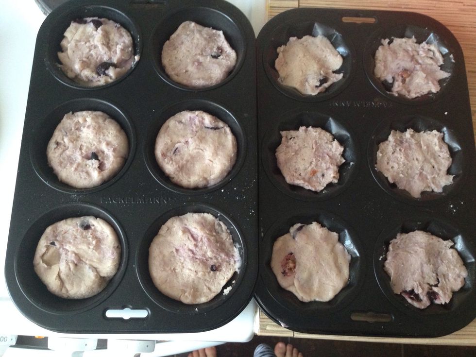 Put the dough in the baking tin