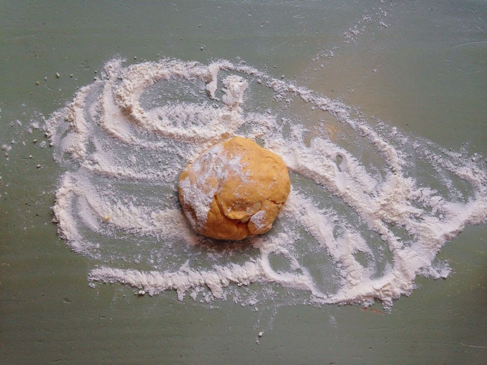Put the dough on a cutting board or table with some flour. You can also start with preheating the oven to 180 degrees celsius.