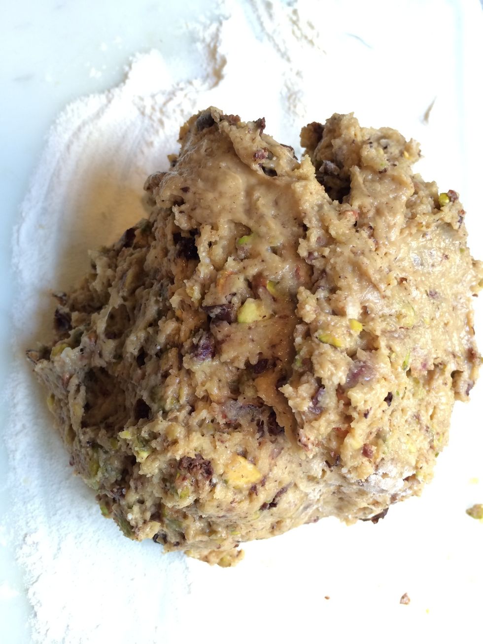 Put the dough on a floured top. Gather it without kneading it. Divide it into two.