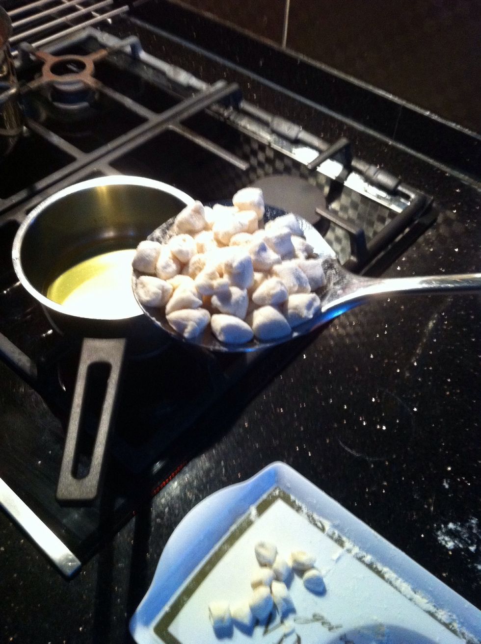 Put the dough pieces into the saucepan and frie them until they turn red.\ud83d\udd25