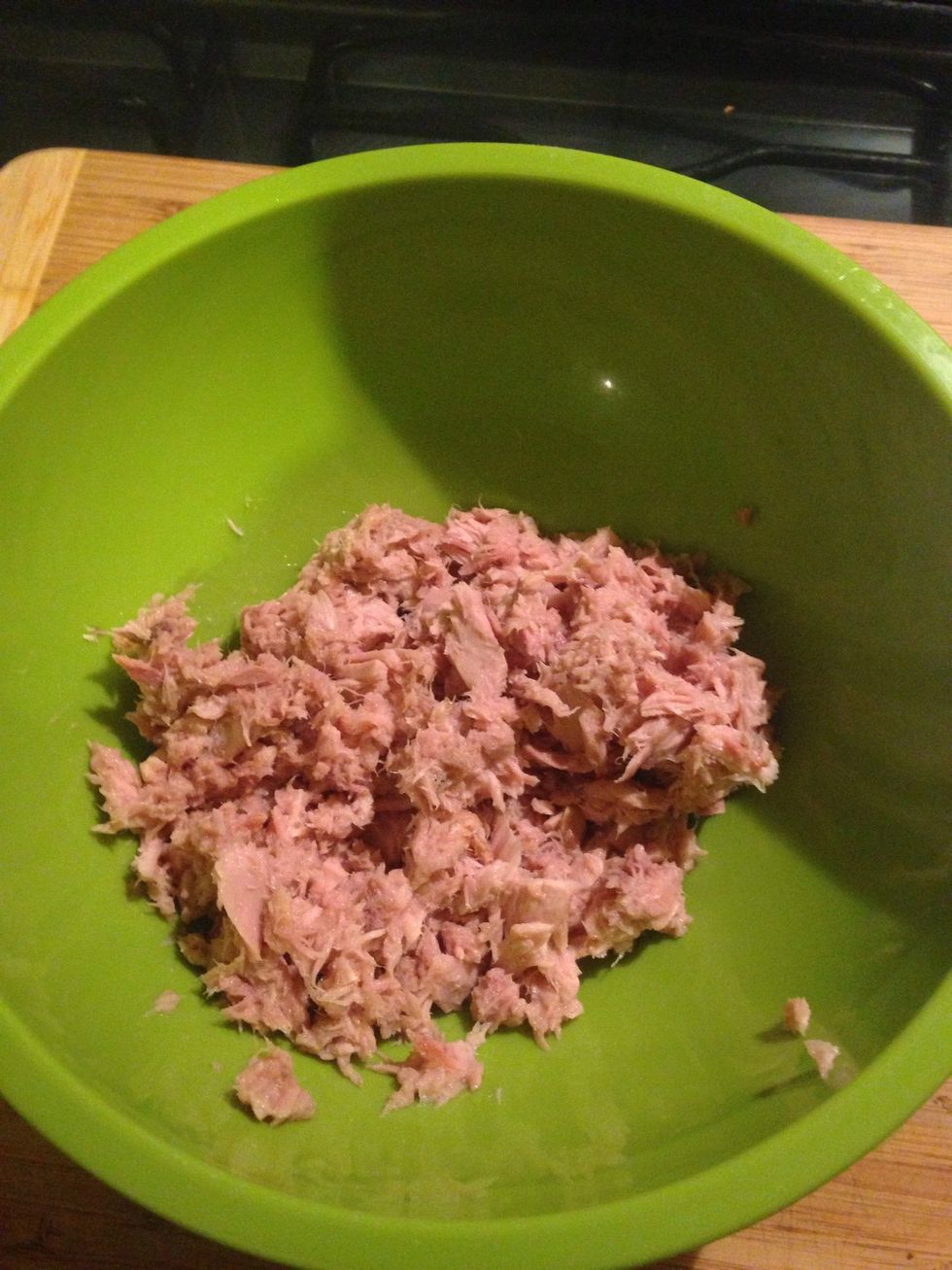 Put the drain tuna in a bowl