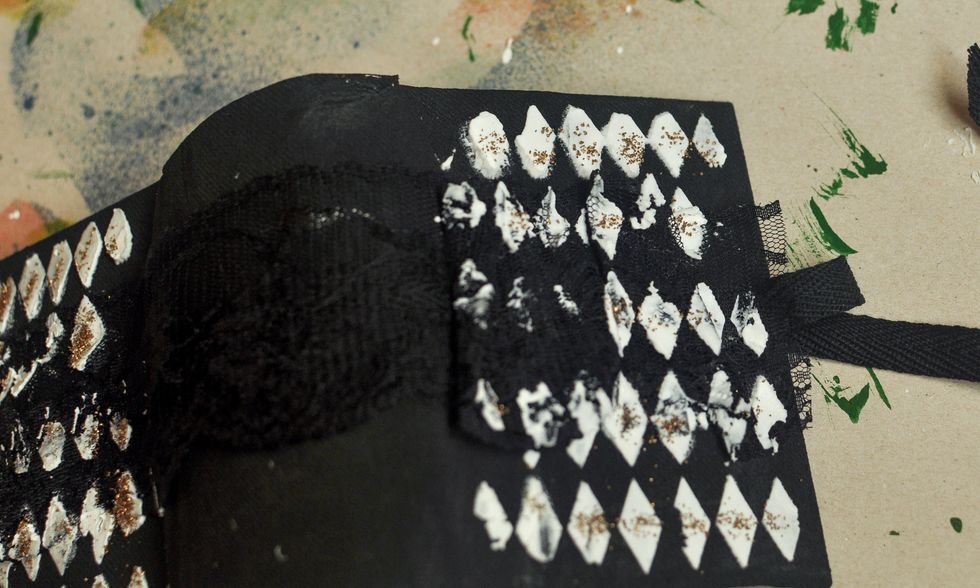 Put the embossing powder and dry with dryer.