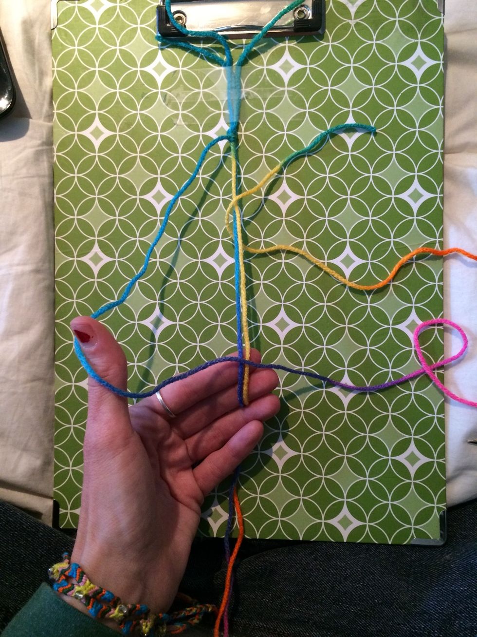 Put the end of the string through the loop. Pull it up to the last one.