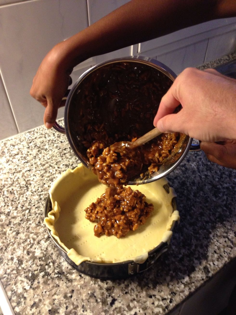 Put the filling on the bottom of the shortpastry.