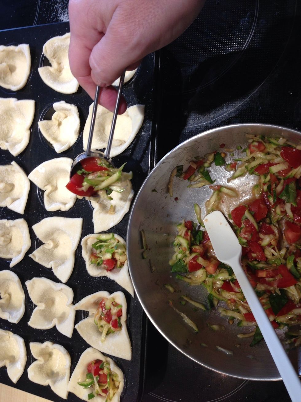 Put the filling onto the puff pastry.