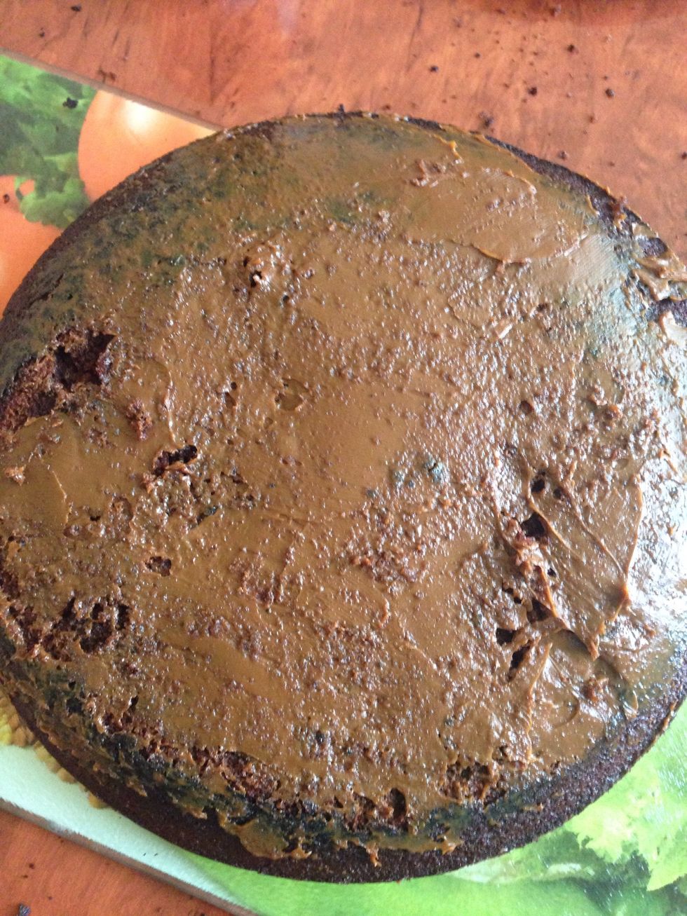 Put the first layer, spread 100g caramel