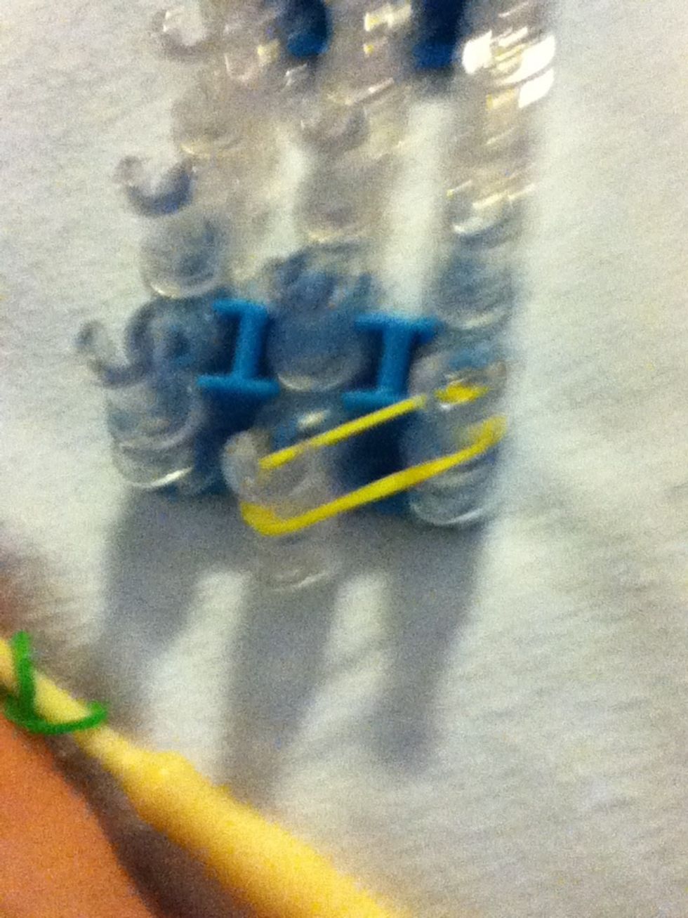 put the first rubber band diaganal
