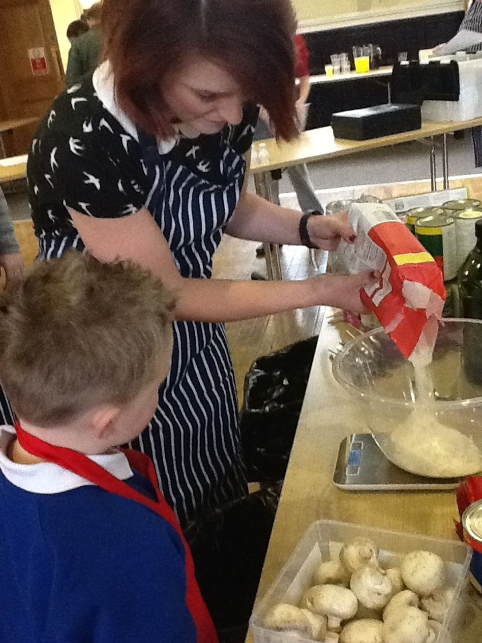 Put the flour, yeast and salt into the mixing bowl and mix briefly.