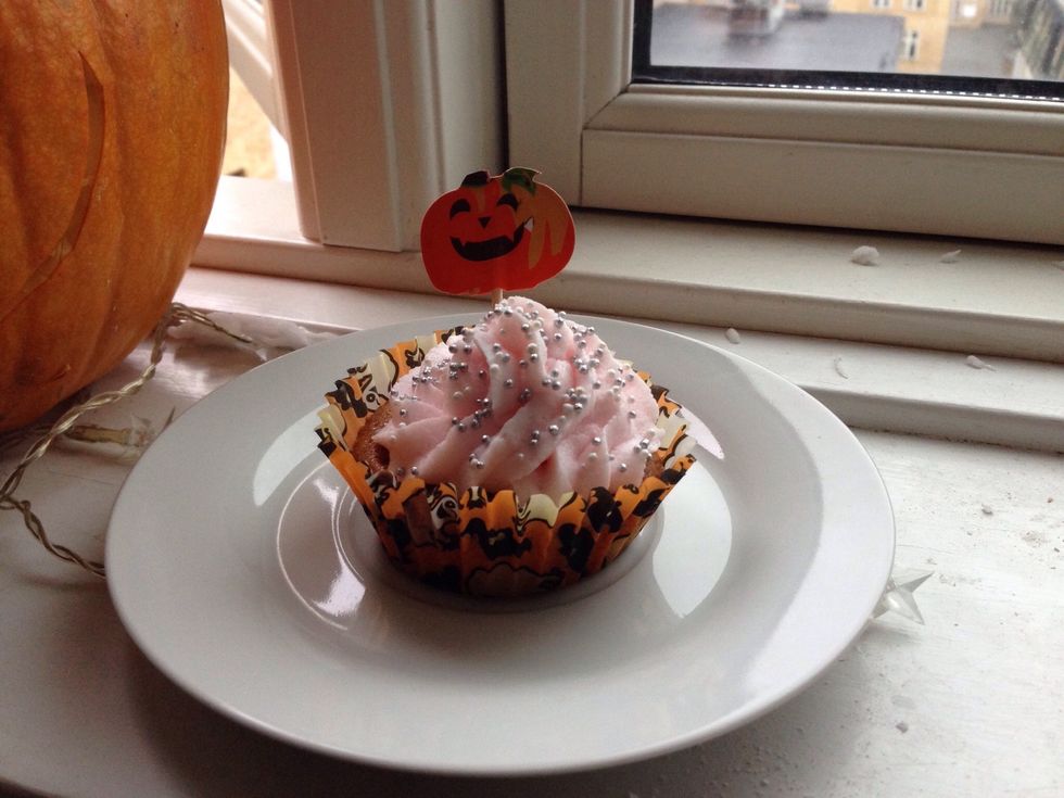 Put the frosting in a piping bag and put it on the cupcake, as the decoration and som sprinkles.