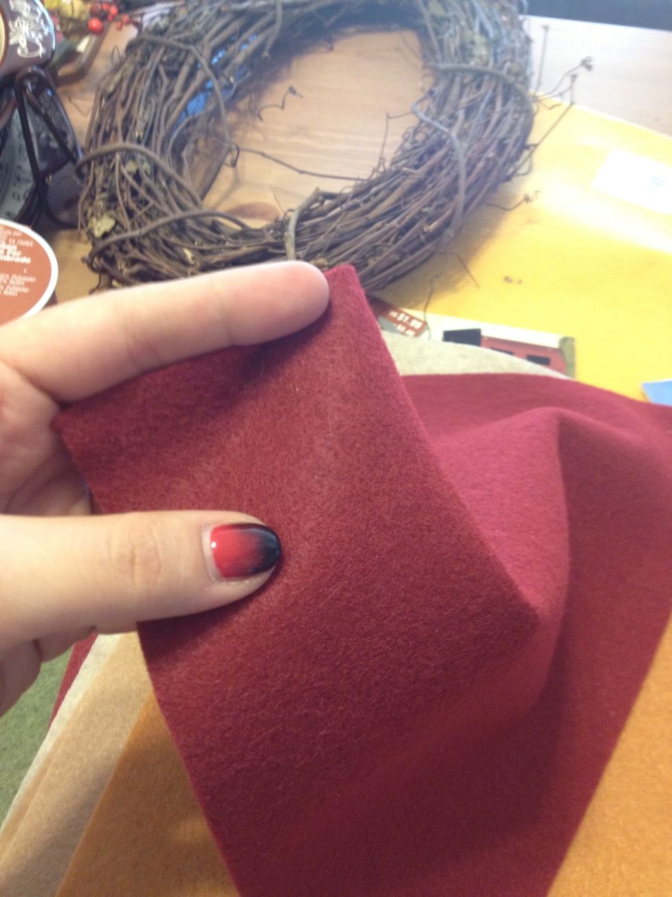 Put the garland aside and start with the felt. I am going to create the autumn roses. If you have seen my previous wreath guide, I use the same technique.