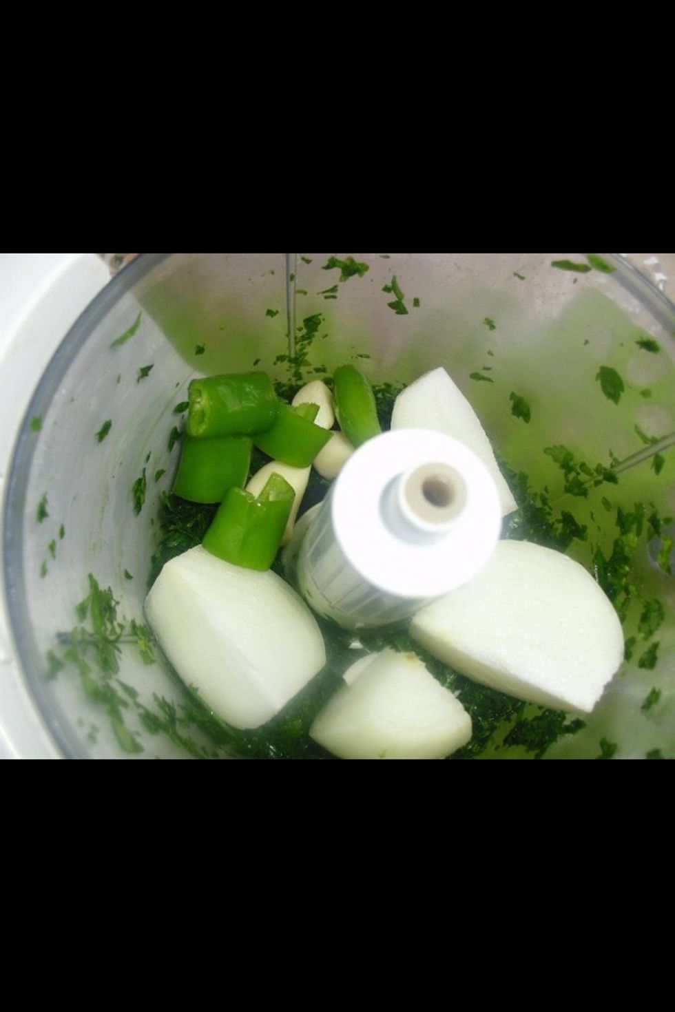 Put the garlic , onion ,and green pepper and mix them together .