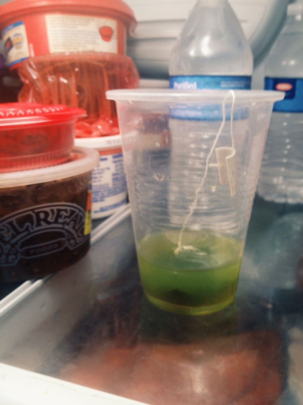 Put the green tea into the refrigerator for about 15 minutes.