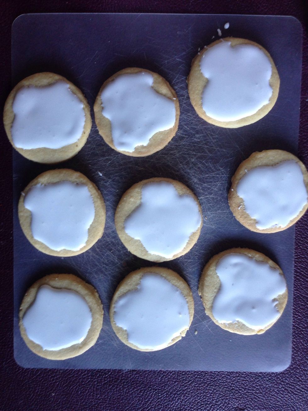 Put the icing on the cookies with a spoon or icing bag