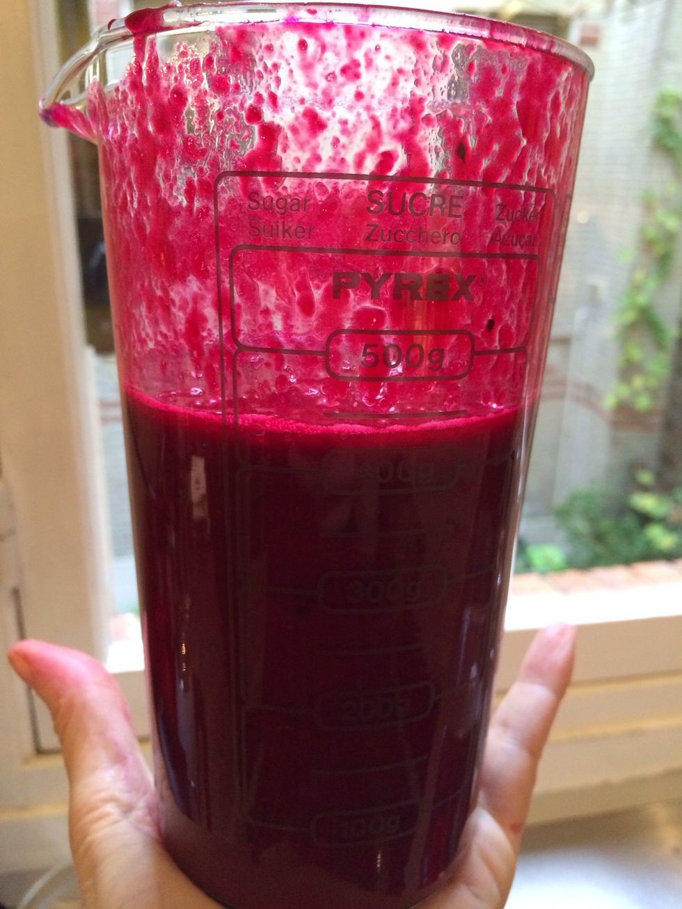 Put the juice in a blender add 2 kiwi with their skin ( organic) -otherwise peeled. + green chili + 2 cm of fresh ginger + 1 cucumber. Blend to reduce into a smoothie. This recipe yields 2 big glaces