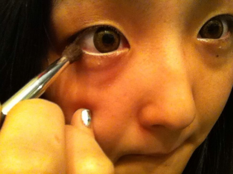 put the khaki on the 1/3lower eyelids from the coner