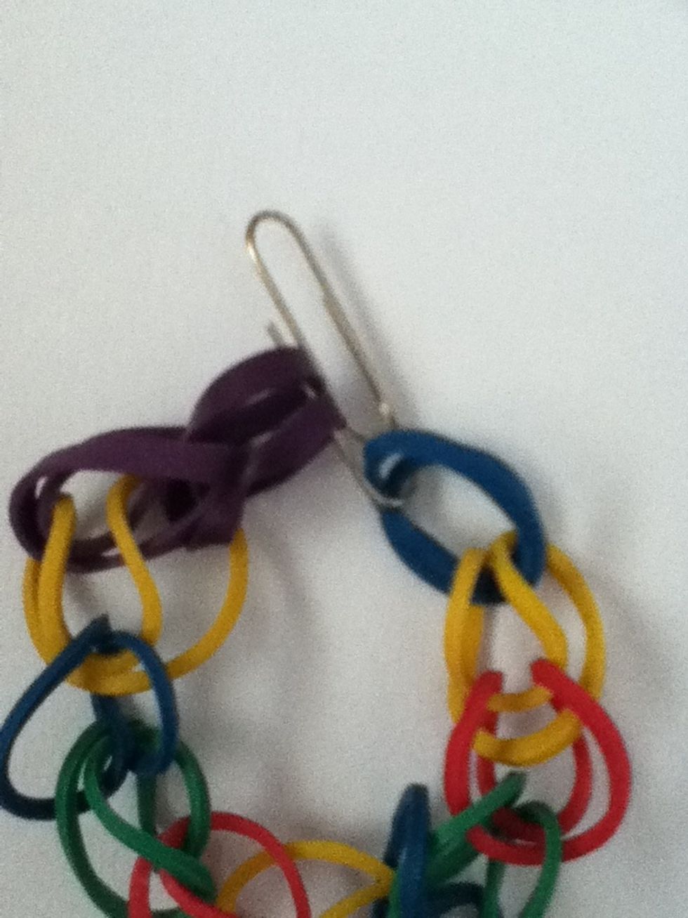 Put the last rubber band into the paperclip.