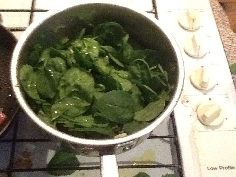 Put the leek into a pot, then put baby spinach and peas on top. Pour boiling water on it all.