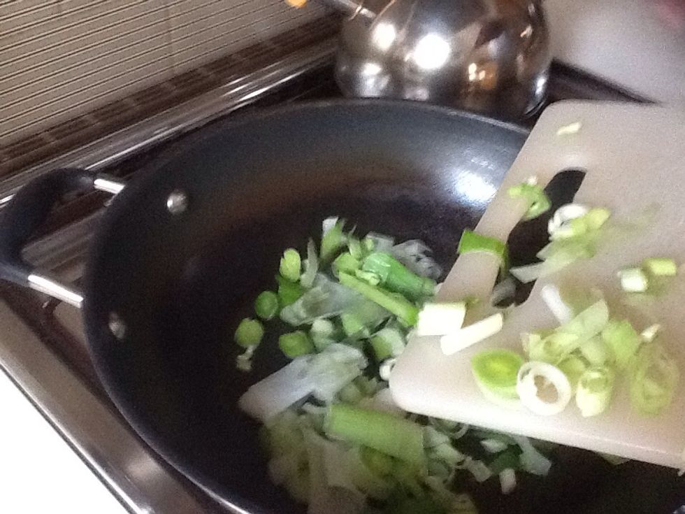 Put the leek into the fry pan