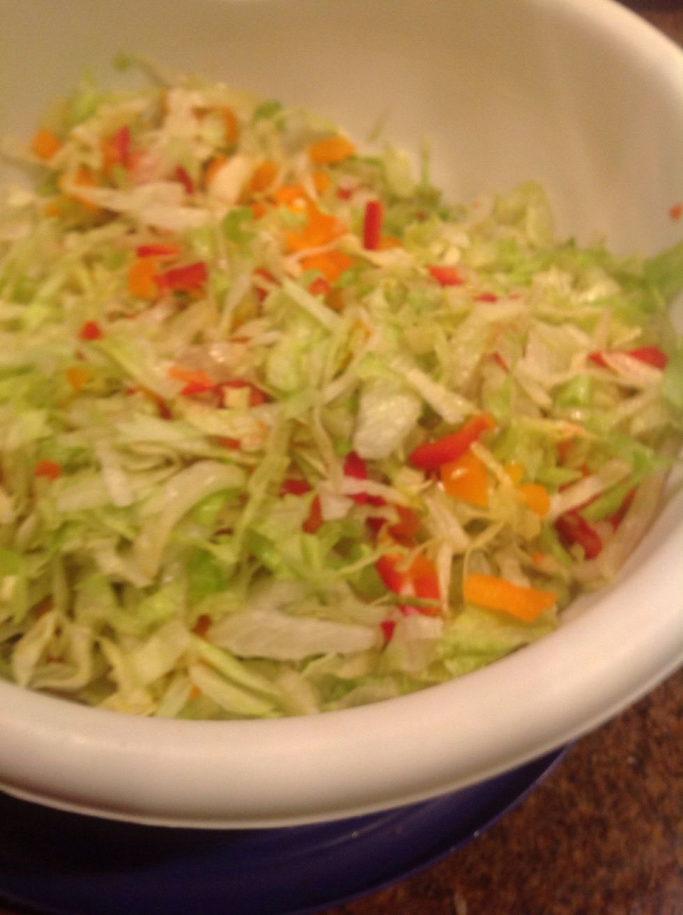 Put the lettuce in the bowl with the peppers and toss together.