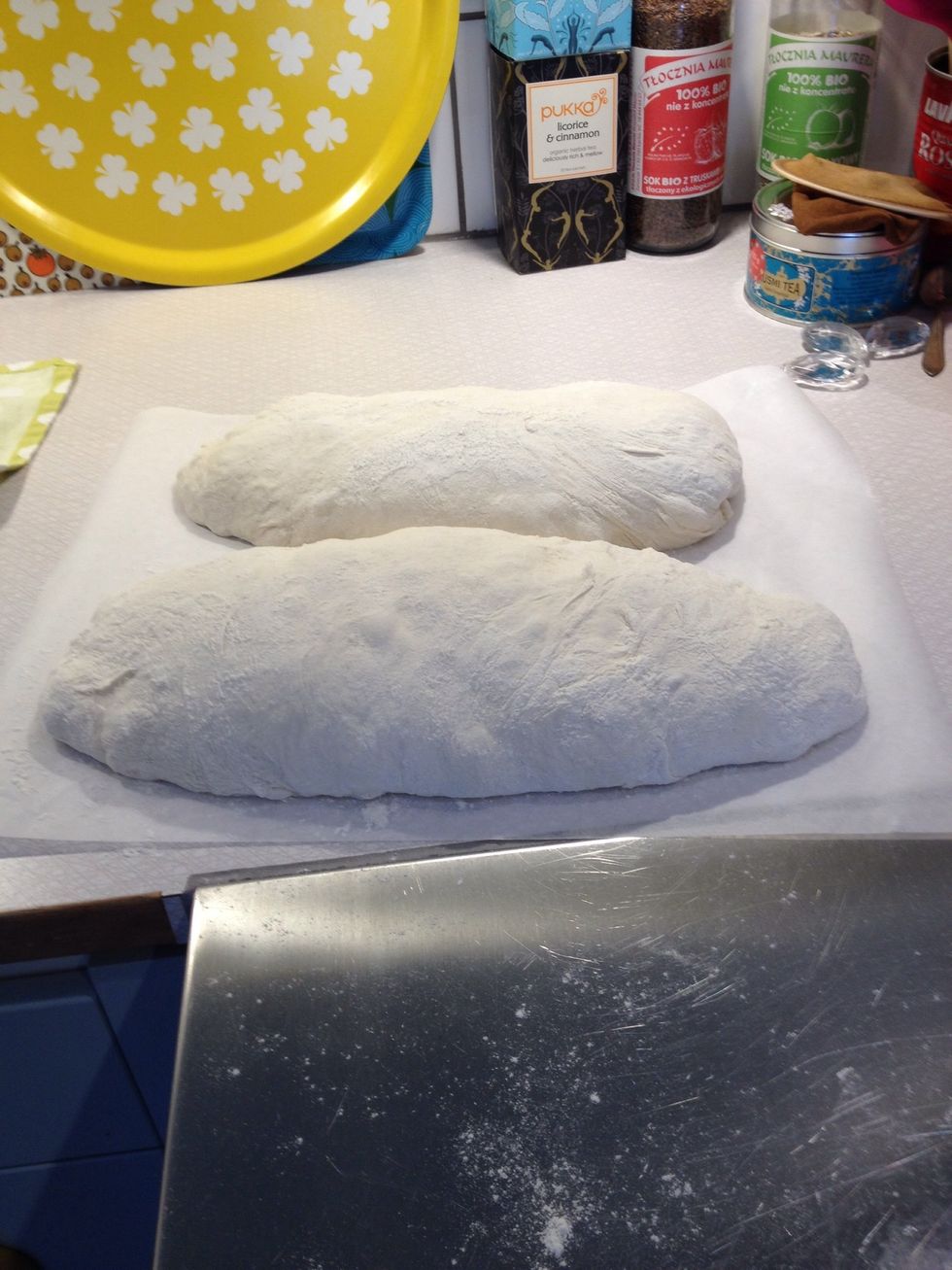 Put the loafs on a greaseproof paper and let them ferment for 30 minutes under a towel. Set the oven at 275 degrees.