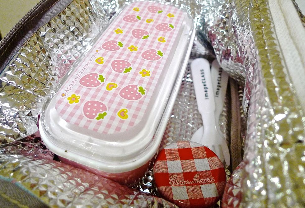 Put the lunch pack into a thermal insulation food bag.