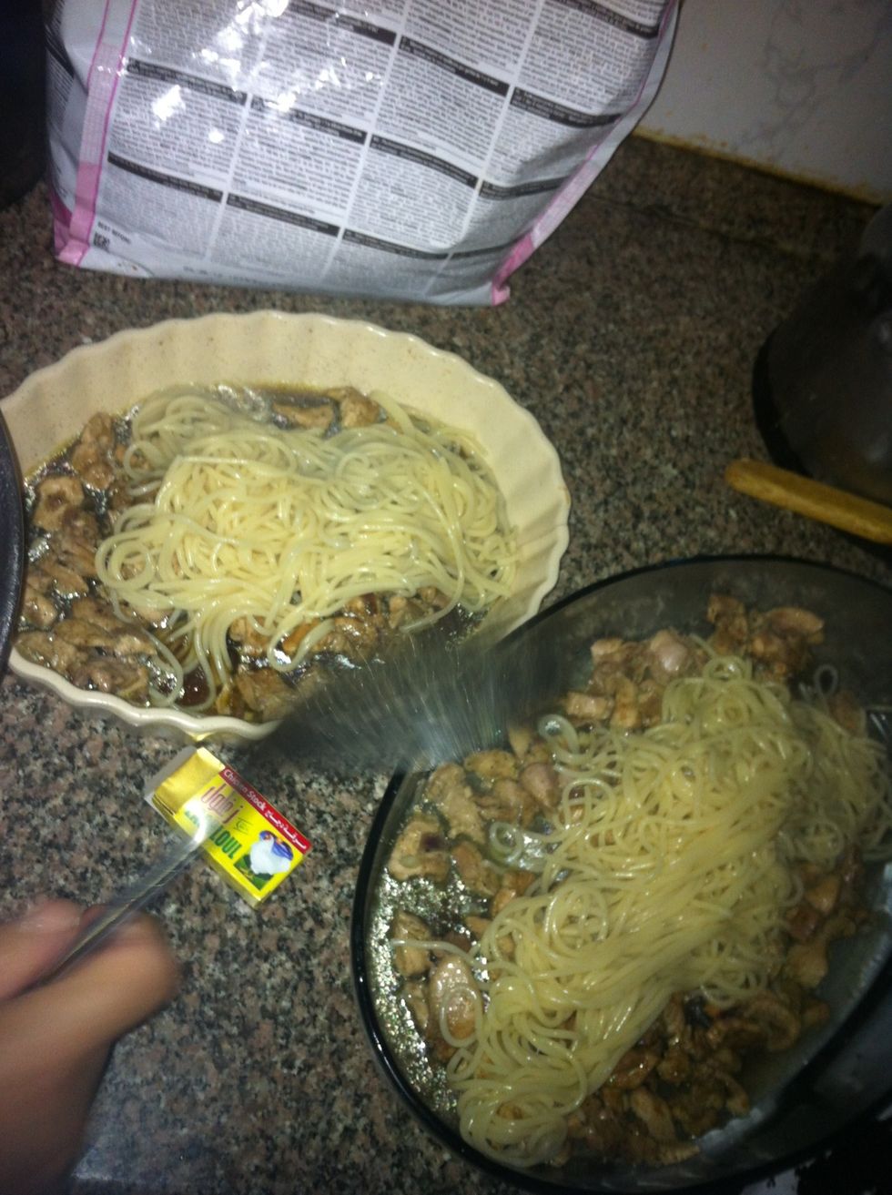 Put the macaroni on the chicken like this..and make a full layer on the chicken.