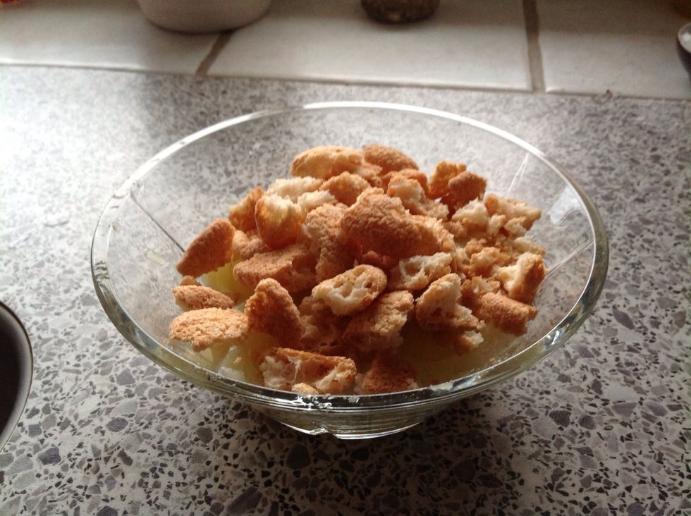 Put the Macaroons crumbles \u00f3n the cooley apples