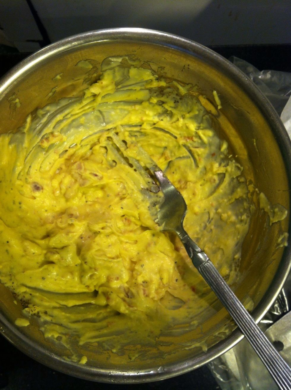 Put the mayonnaise, bacon bits, pepper and into the bowl of cooked egg yolk. Mix, mix, mix until you have something that looks like this!