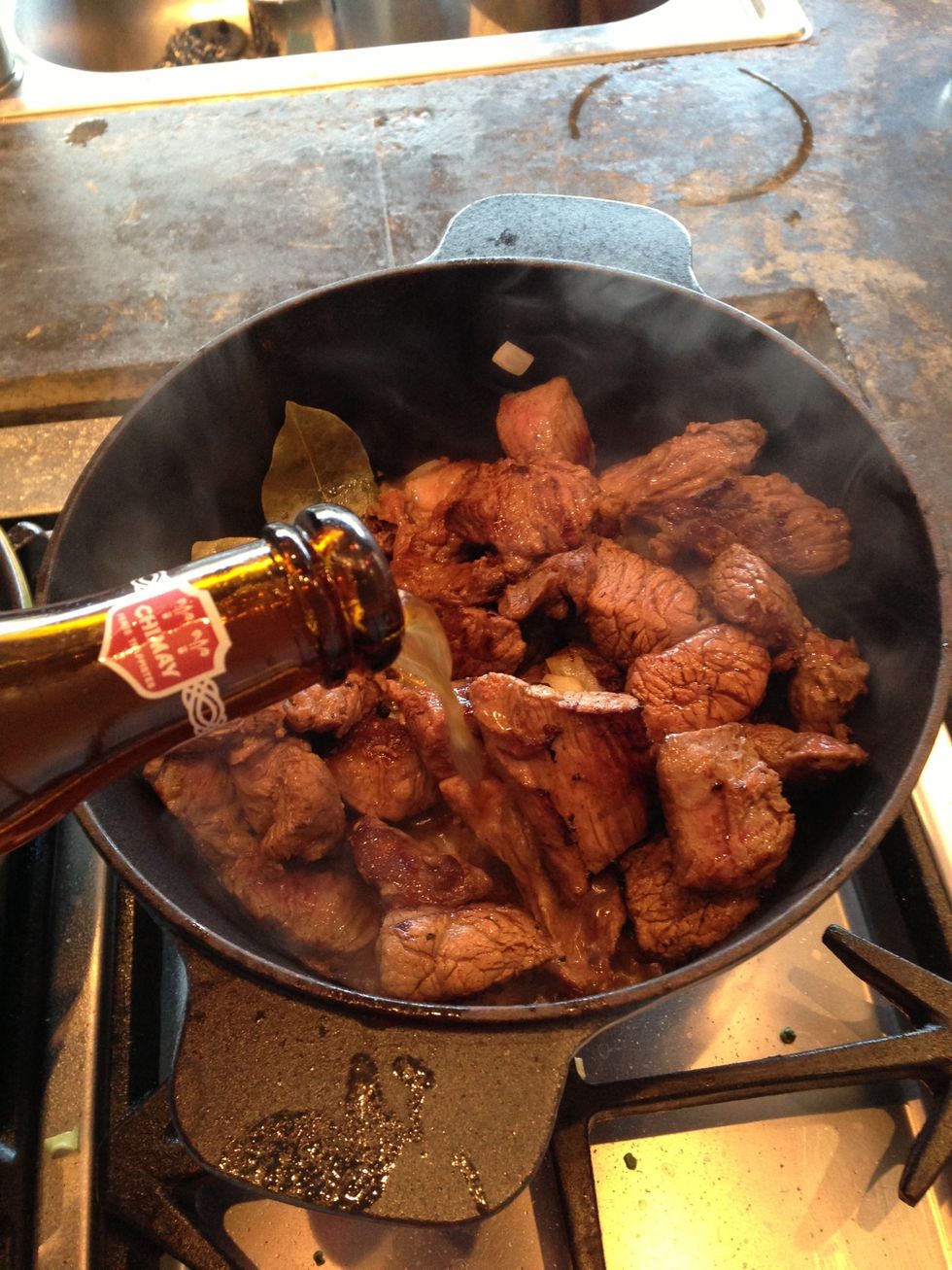 Put the meat in the casserole and poor in the half of the bottle.