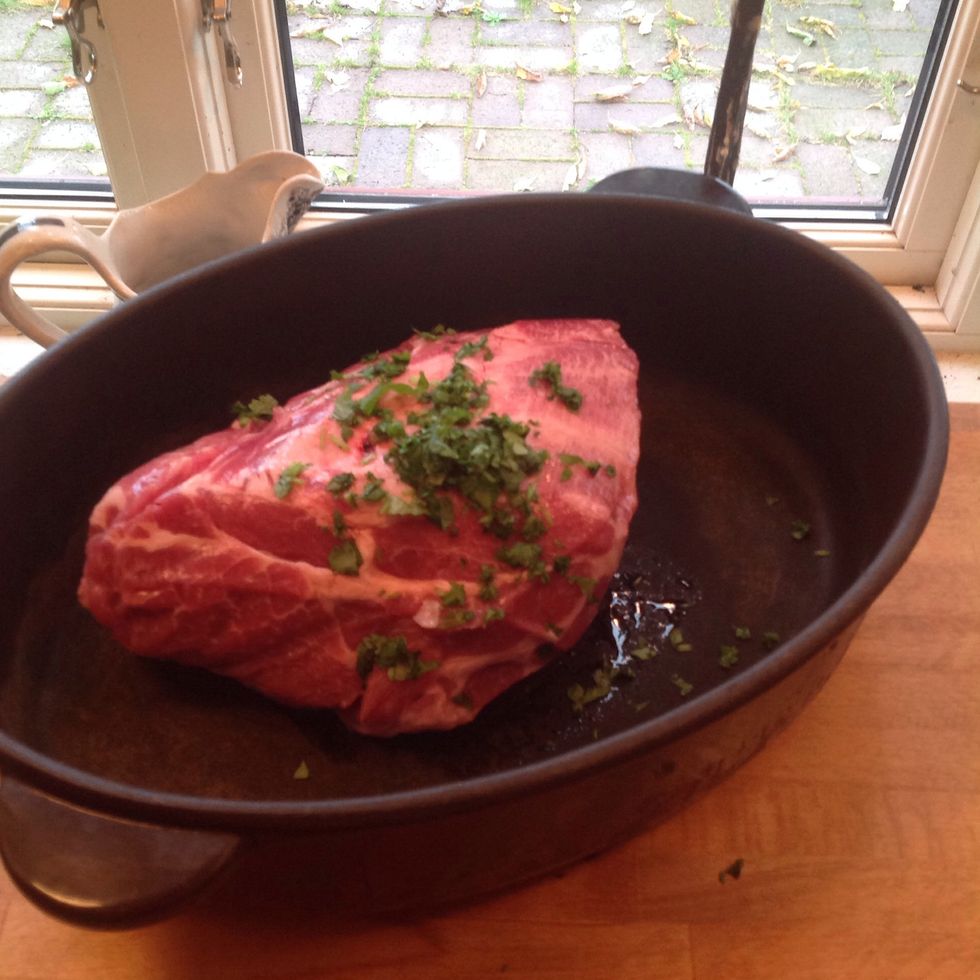 Put the meat in the pot and add coriander.