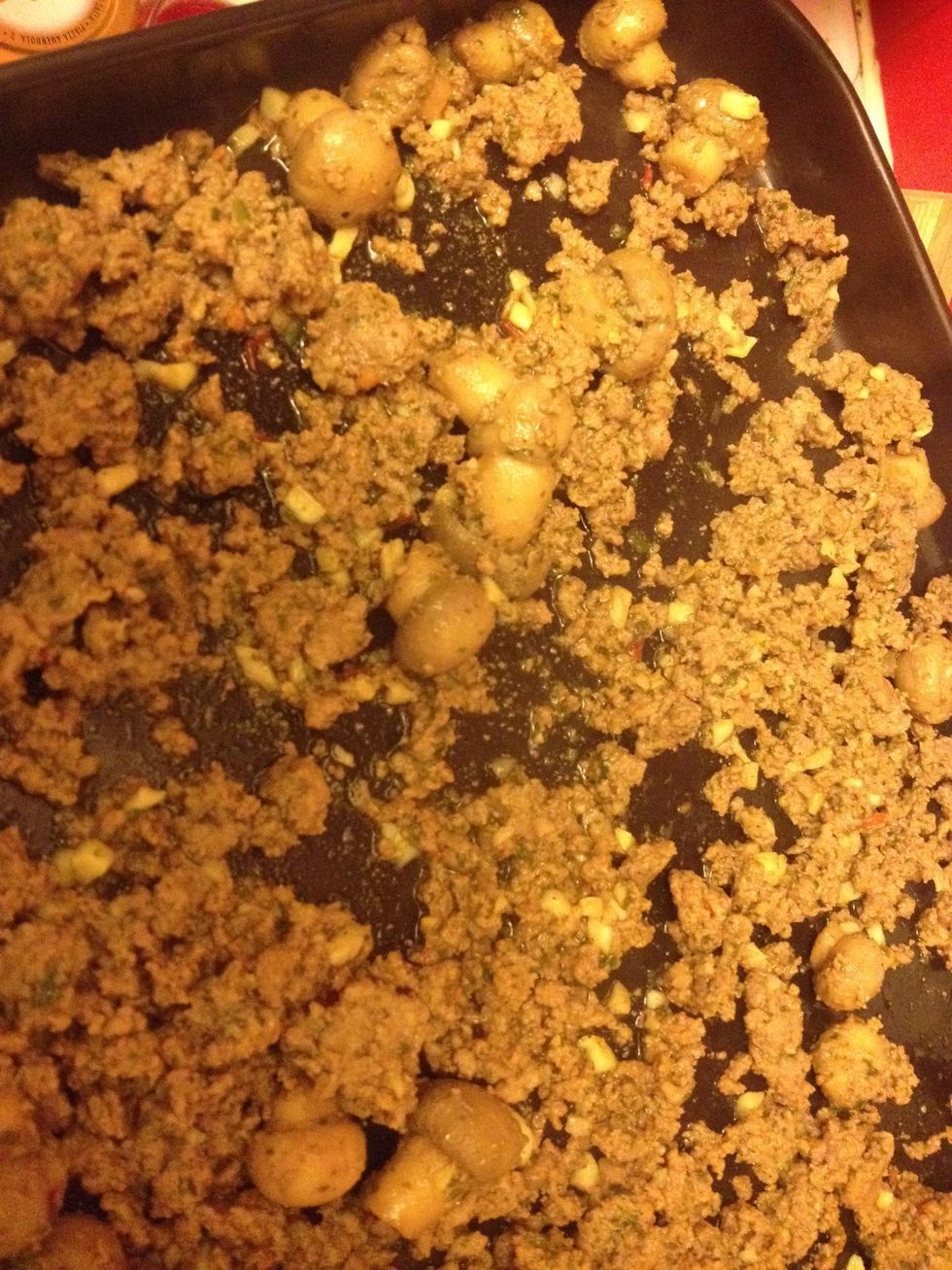 Put the meat mixture in an oven plate and alternate with pasta