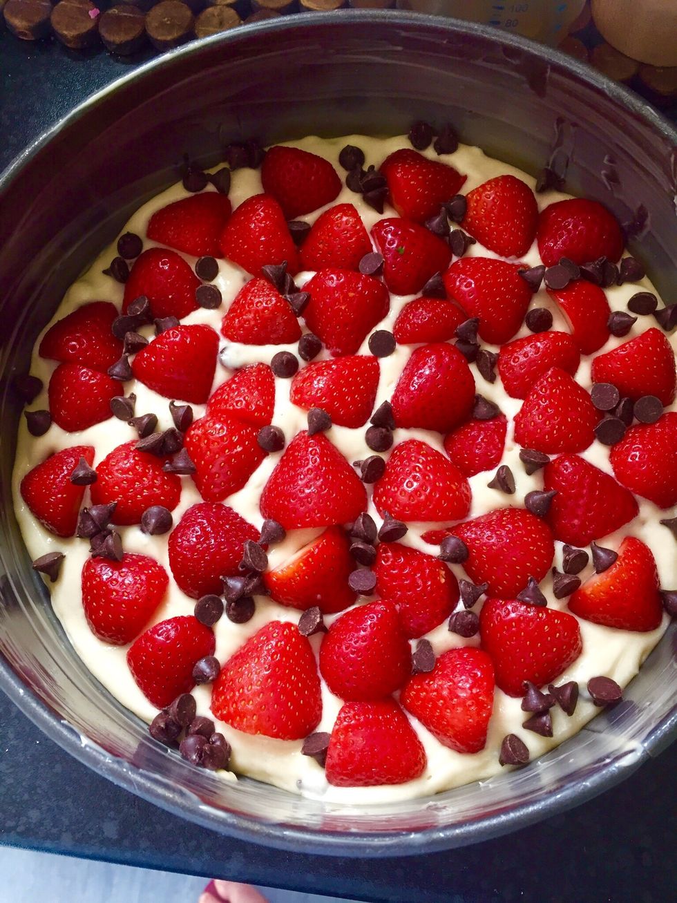 Put the mix in the container and distribute the strawberries cut in half. You can also add more chocolate chips on top