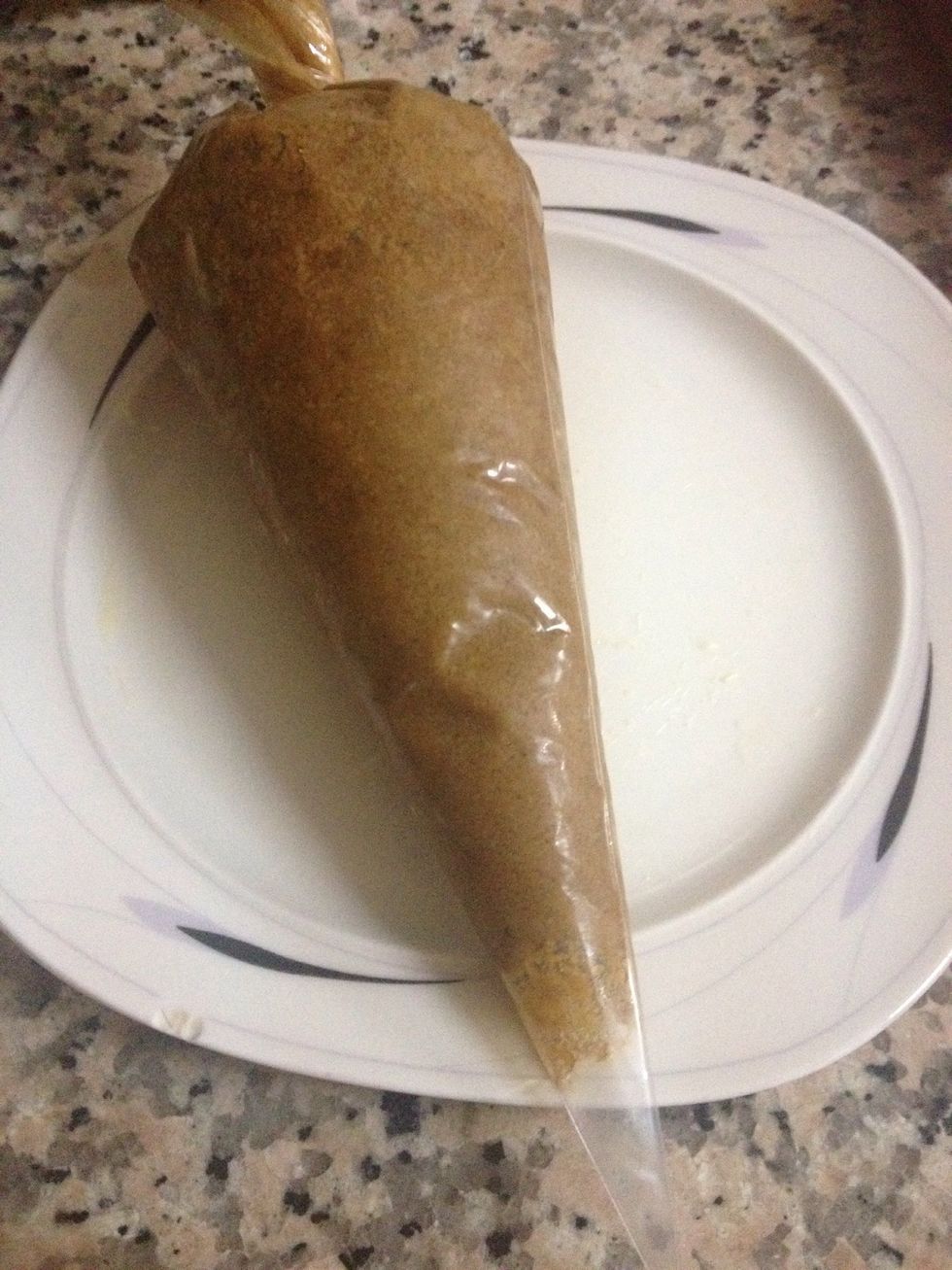 Put the mixture in a pipping bag and leave it to cool in the fridge