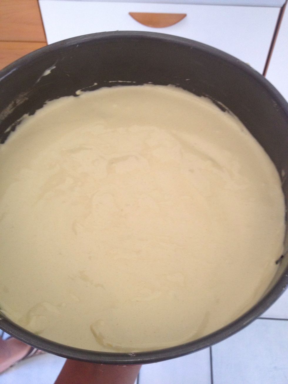 Put the mixture in the baking try previously greased
