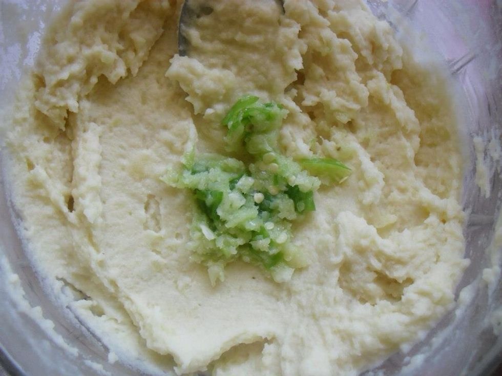 Put the mixture on the mashed potato and stir them well