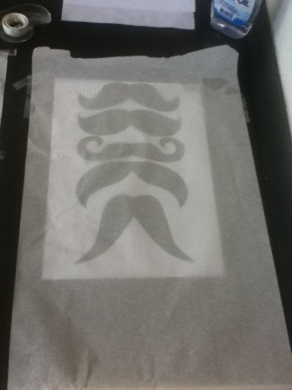 Put the mold of the mustache on a table ( you can do smaller mustaches but may be easier to break). The site of the mold is pequeocio.com/wp-content/uploads/2011/08/plantilla_bigodes1.gif .